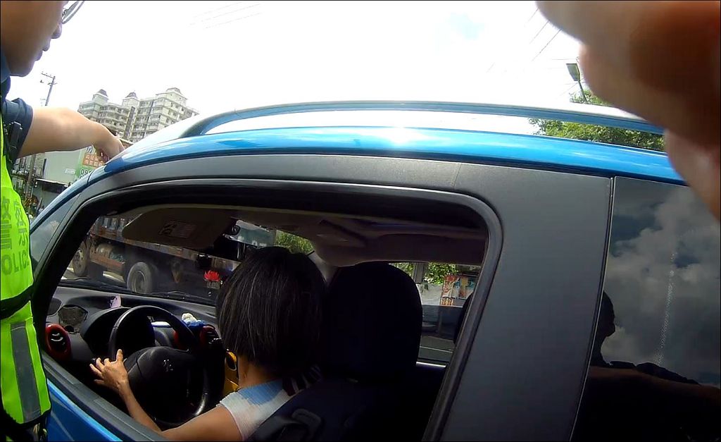 婦路中拋錨不知所措　警方護小獅推至路旁