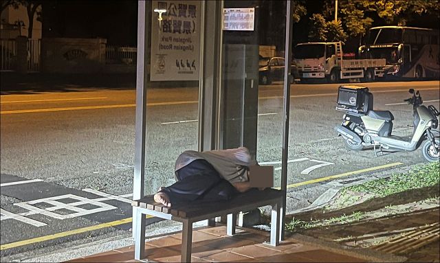 等不到回家的公車　男呆坐7小時脫水