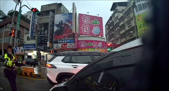 大雨滂沱車卡安全島　神力女警與民聯手排除