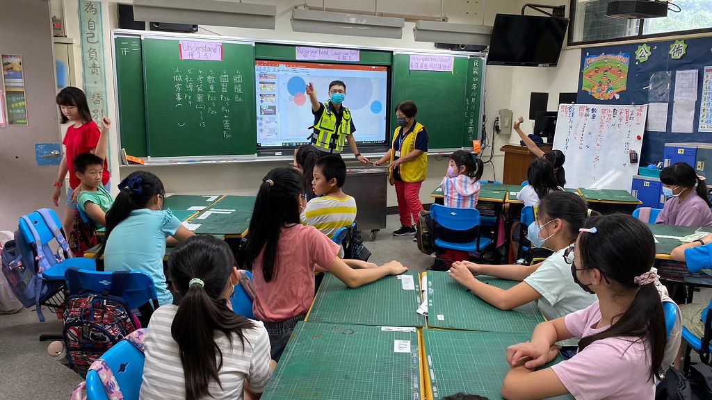 警入校園有獎徵答 反詐意識從小扎根 警入校園有獎徵答 反詐意識從小扎根