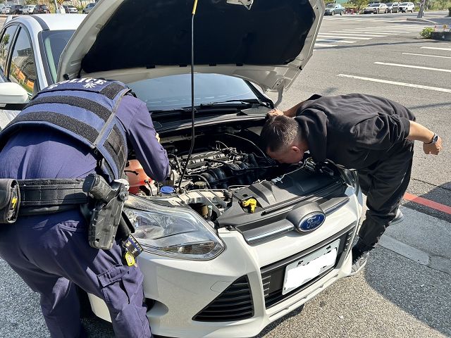 駕車途中突喵叫聲　警救出引擎室奶貓