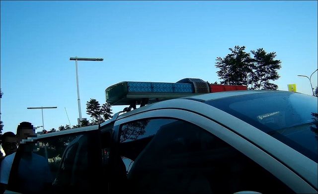 騎車方向燈打一半　警攔查揪出通緝犯