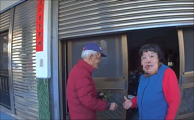 翁外出惹草忘了家路 小吃攤認出警送返家 翁外出惹草忘了家路 小吃攤認出警送返家