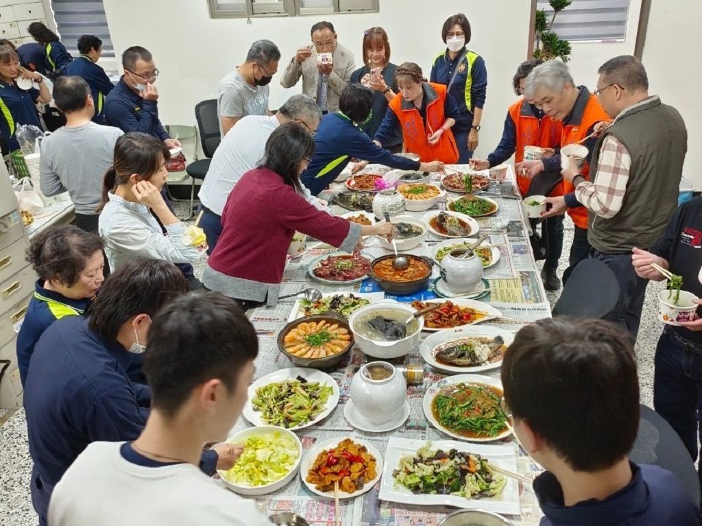 志工歲末暖心出菜　警吃佛跳牆偷兒不爬牆