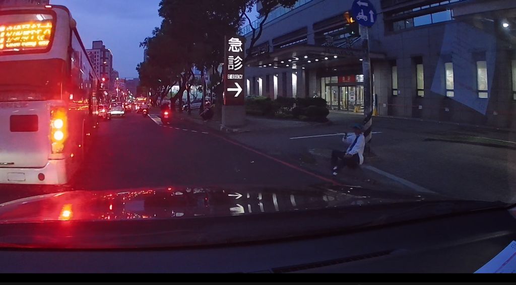 孕婦羊水破途經派出所　立即出動5分鐘馳赴