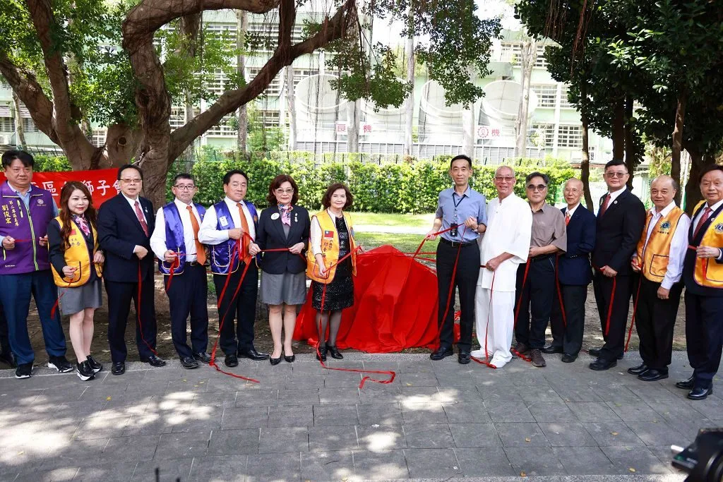國父紀念館《閱讀少男》藝術銅雕揭幕 少男少女共同沉浸書海 國父紀念館《閱讀少男》藝術銅雕揭幕 少男少女共同沉浸書海